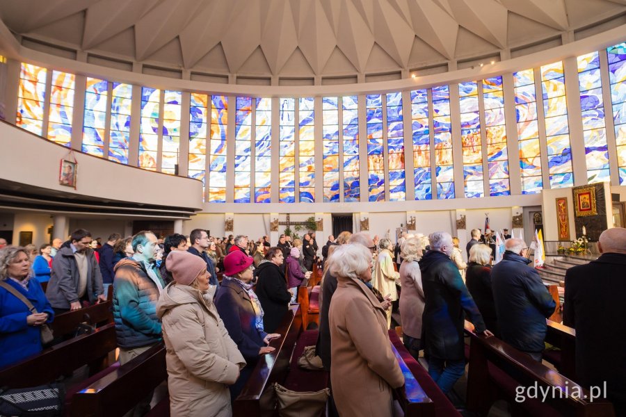 Uczestnicy mszy świętej w intencji pomordowanych w Kościele pw. Matki Boskiej Nieustającej Pomocy i św. Piotra Rybaka