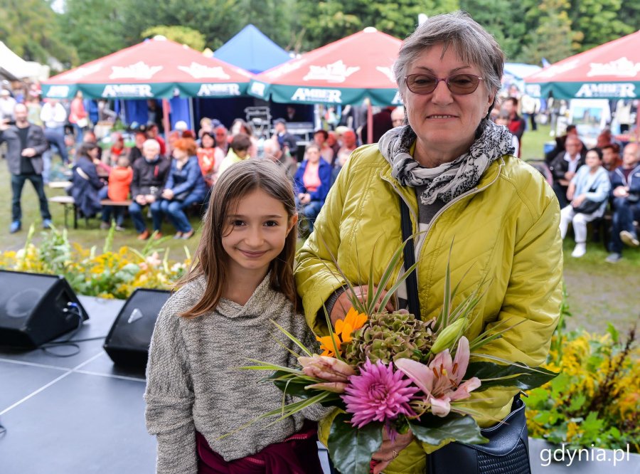 Laureaci konkursu "Gdynia w Kwiatach" odebrali z rąk przewodniczącej Rady Miasta Joanny Zielińskiej nagrody i wyróżnienia // fot. Przemysła Świderski