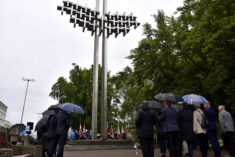 Uroczystości upamiętniające wydarzenia Sierpnia '80 i podpisania porozumień sierpniowych odbyły się na placu Wolnej Polski przed pomnikiem Ofiar Grudnia '70 // fot. Marcin Mielewski