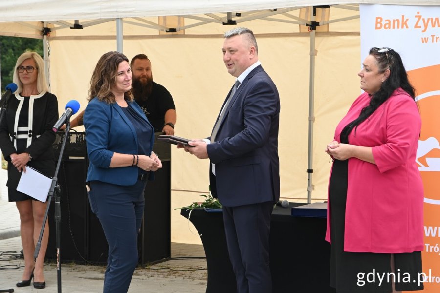 na zdjęciu uśmiechnięci ludzie
