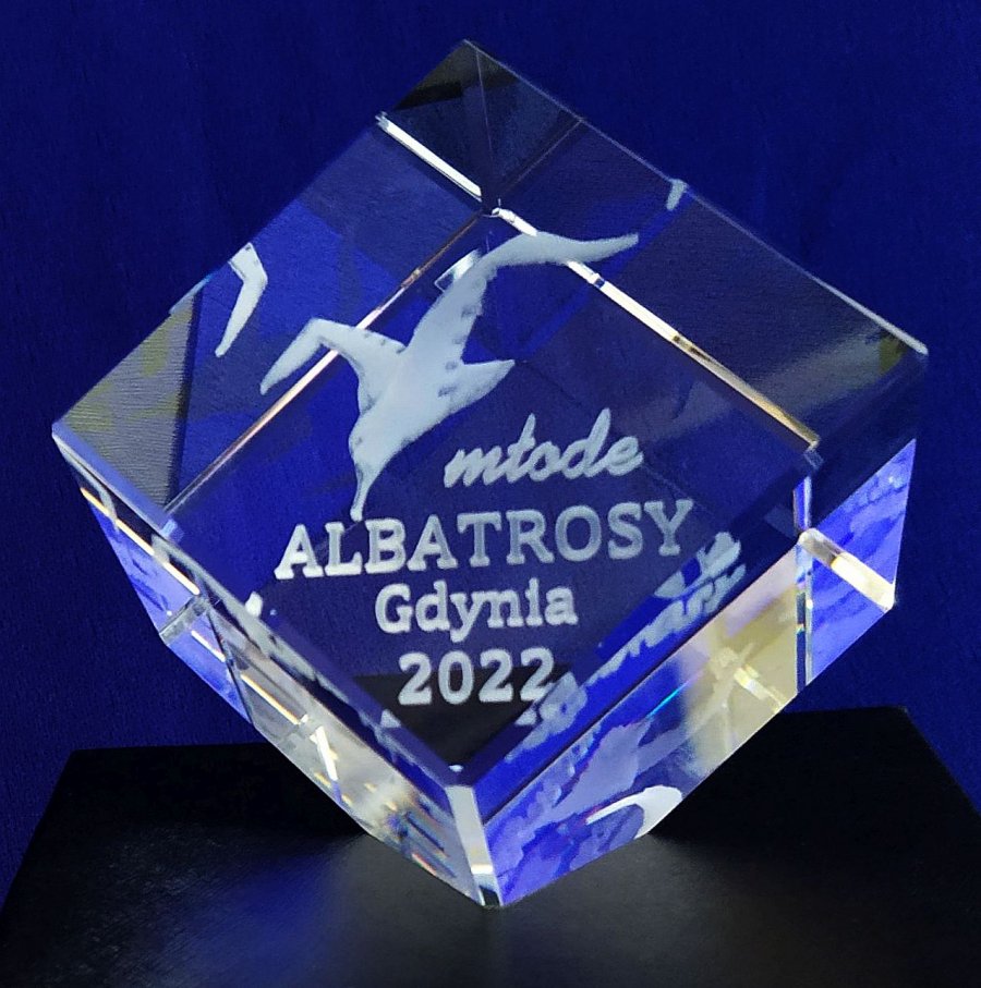 na zdjęciu szklana statuetka na granatowym tle, biały napis 'młode Albatrosy Gdynia 2022' i sylwetka lecącego albatrosa