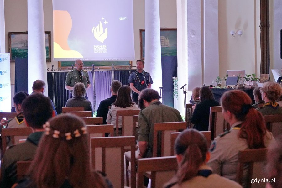phm. Krystian Domański i phm. Adrian Łukaszewski z Komendy Hufca ZHP Gdynia przemawiający podczas gali Dnia Myśli Braterskiej