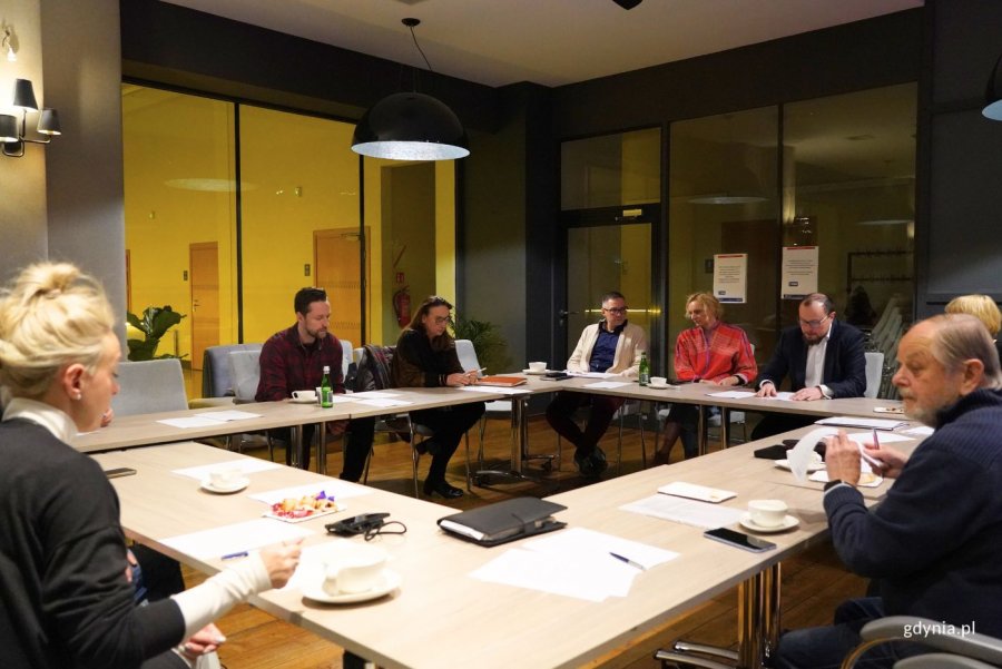 Posiedzenie Rady Kultury. Na zdjęciu: dyrektor zarządzający ds. kultury i aktywności mieszkańców Mariusz Bzdęga, dyrektorka ME Karolina Grabowicz-Matyjas wraz z członkami Rady Kultury (fot. Magdalena Starnawska)