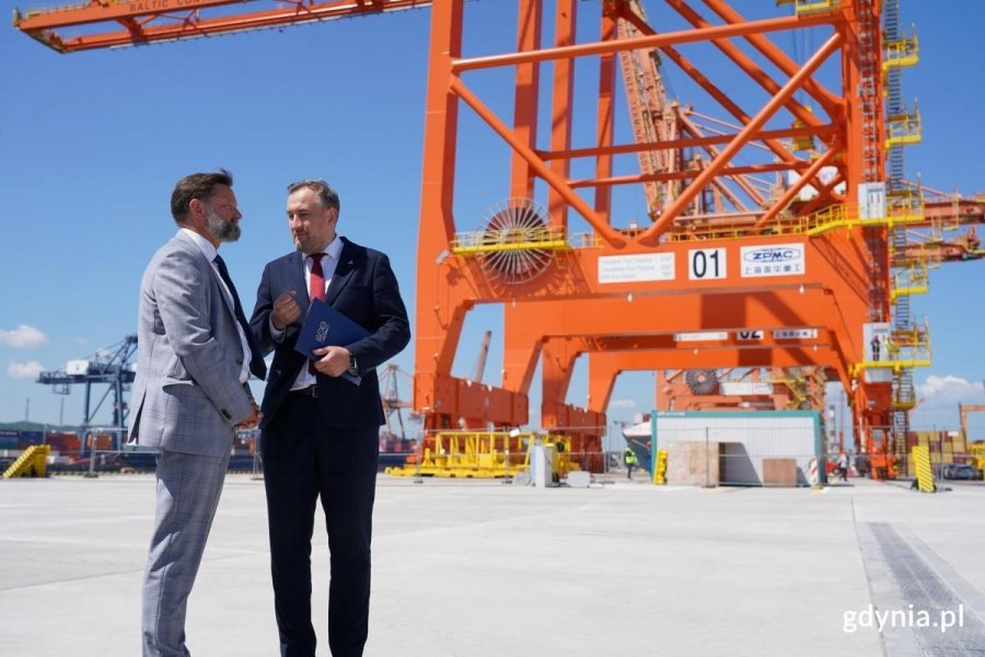Port Gdynia zwiększa możliwości obsługi. Na zdjęciu widoczni: Tomasz Augustyniak, wiceprezydent Gdyni oraz Piotr Gorzeński, prezes Portu Gdynia. (fot. Łukasz Kamasz)