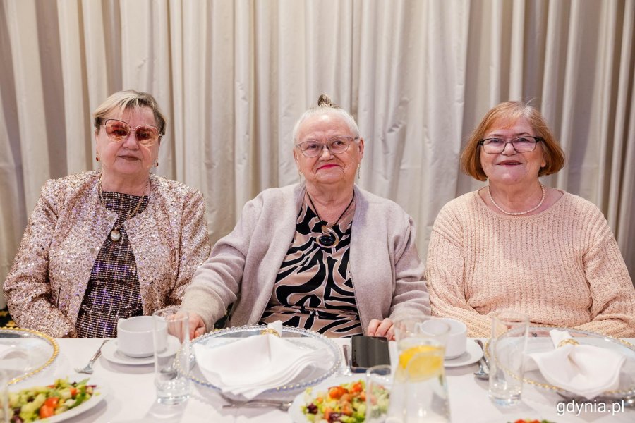 Seniorzy pozują do zdjęcia