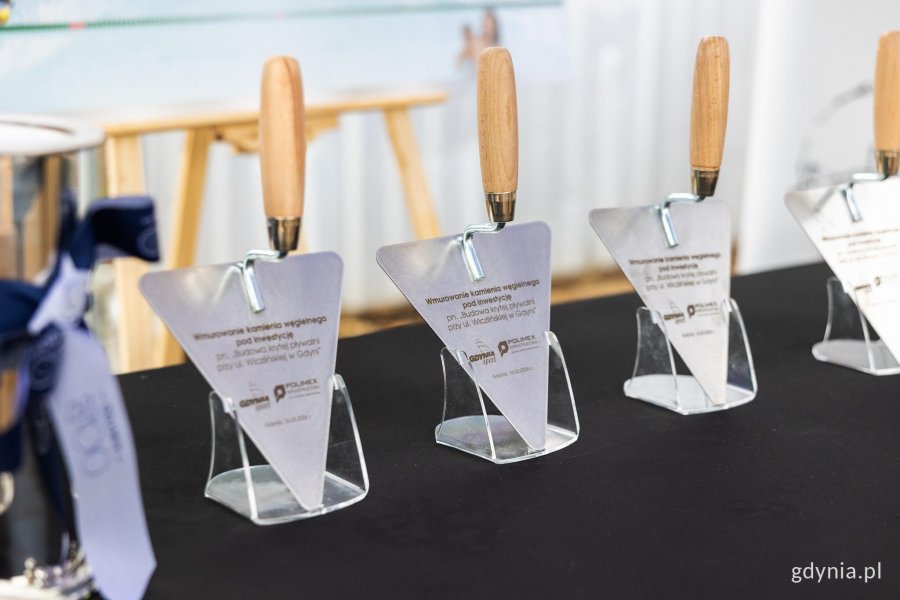 Symboliczne kielnie (fot. Karol Stańczak)