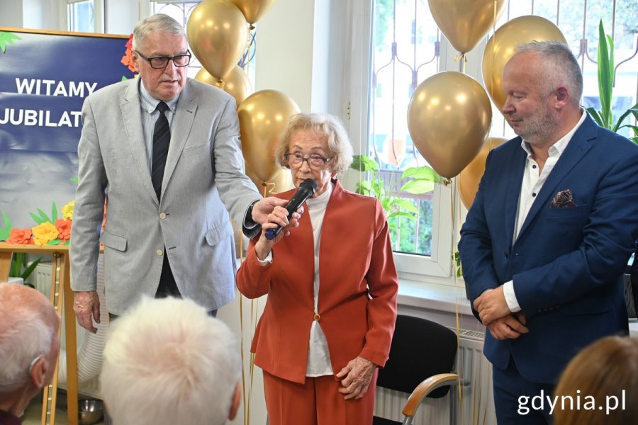Na zdj. jubilatka Krystyna Cembrzyńska-Piłat z synem i Krzysztofem Jankowskim