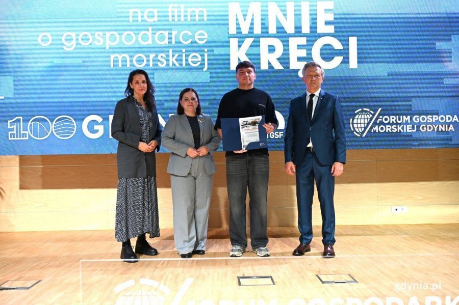 Laureat nagrody "Morze mnie kręci" Marcin Niemkiewicz z prezydent Gdyni Aleksandrą Kosiorek, prezes Fundacji im. Leszka Kopcia Gdyńskiej Szkoły Filmowej Ireną Banat oraz Sławomirem Kalickim, liderem Forum Gospodarki Morskiej