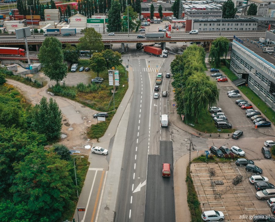 widok z góry na ulicę, w tle ruch uliczny, widok z góry na miasto, nowa nawierzchnia