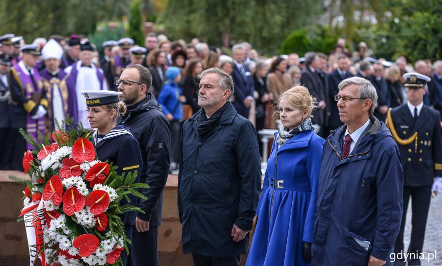 W uroczystym pogrzebie admirała Józefa Unruga wzięli udział: prezydent Gdyni Wojciech Szczurek, wiceprzewodniczący Rady Miasta Andrzej Bień, radna Gdyni Elżbieta Sierżęga oraz przewodniczący Rady Dzielnicy Grabówek Zenon Roda // fot. Przemysław Świderski