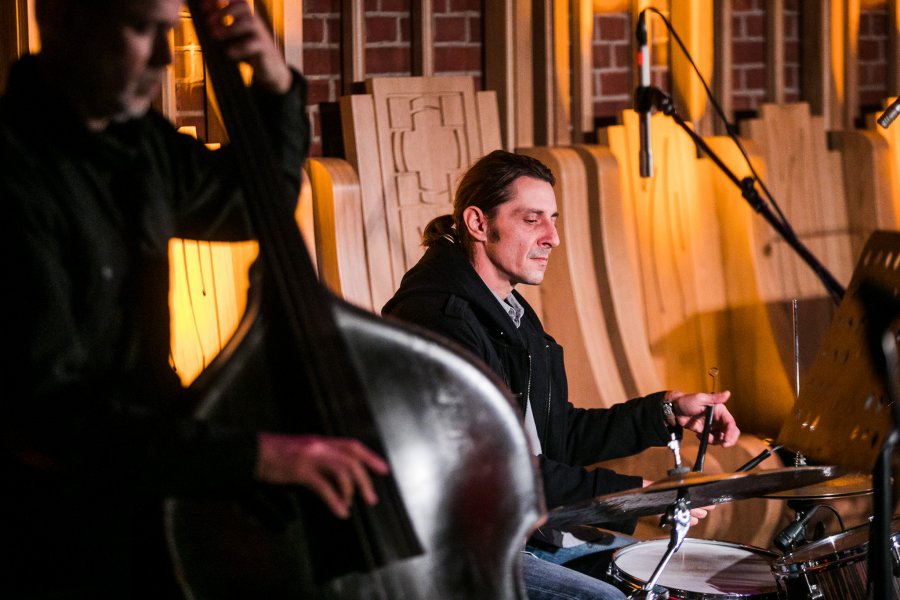 Dwóch muzyków gra na różnych instrumentach podczas koncertu w kościele oo. Franciszkanów // fot. Karol Stańczak