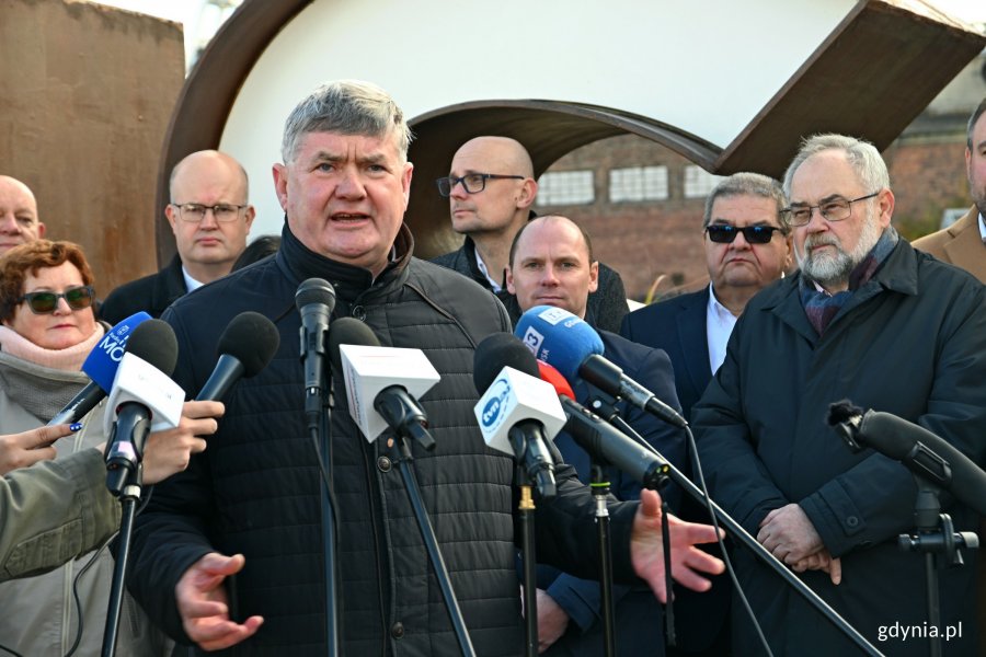 Poseł Kazimierz Plocke w towarzystwie parlamentarzystów i samorządowców z Pomorza podczas briefingu na temat ustawy metropolitalnej 