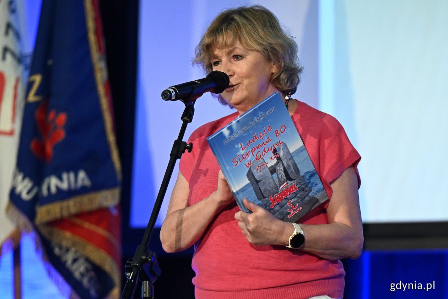 Uroczystość wręczenia odznak honorowych w Sali Koncertowej Portu Gdynia w ramach gdyńskich obchodów 45. rocznicy zakończenia strajków i podpisania porozumień sierpniowych (fot. Michał Puszczewicz)