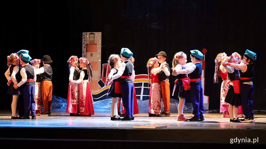 VIII Koncert Patriotyczny &bdquo;Wolna jak ptak&rdquo;, na zdjęciu dzieci z Przedszkola nr 48 &bdquo;Morska Przygoda&rdquo;(fot. Katarzyna Balcerzak)