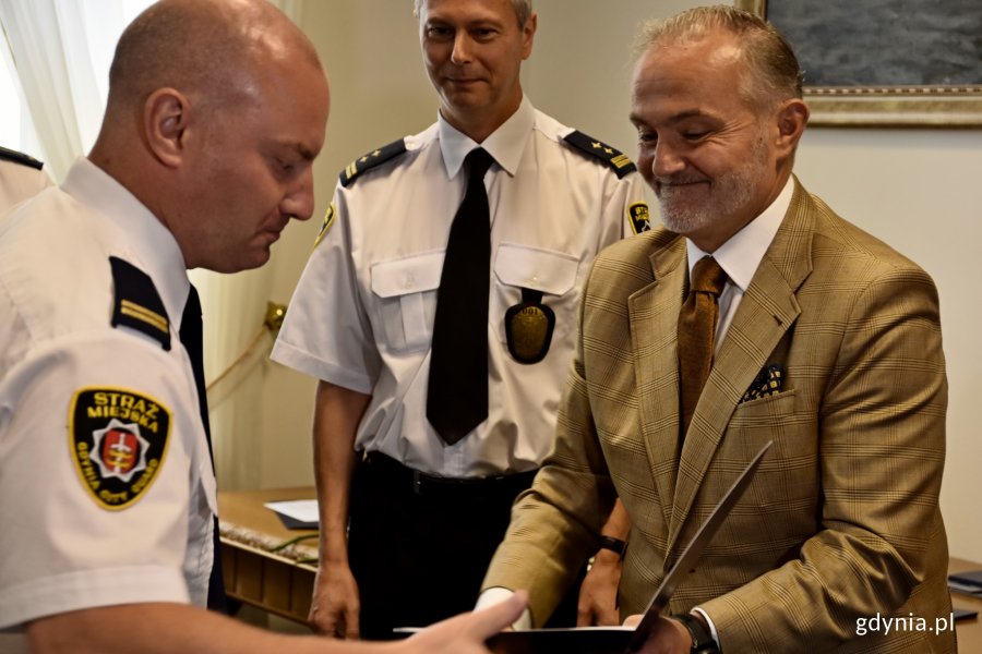 Nagrody i awanse wręczył prezydent Gdyni - Wojciech Szczurek // fot. Paweł Kukla