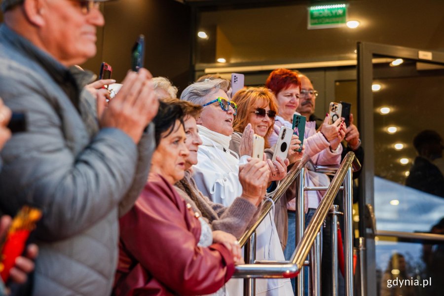 Publiczność zgromadzona przed Teatrem Muzycznym w Gdyni przed galą otwarcia 51. Festiwalu Polskich Film&oacute;w Fabularnych 