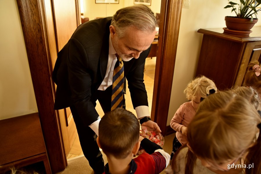 Prezydenta Gdyni Wojciecha Szczurka odwiedziły dzieci z przedszkola Columbus // fot. Paweł Kukla