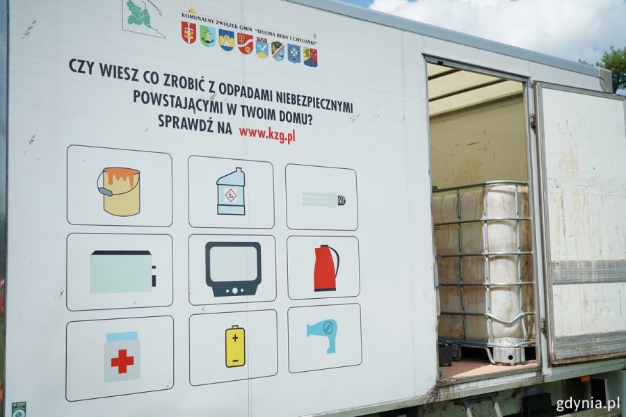 Pojazd KZG z napisem: Czy wiesz, co zrobić z odpadami niebezpiecznymi powstającymi w twoim domu? Sprawdź na www.kzg.pl