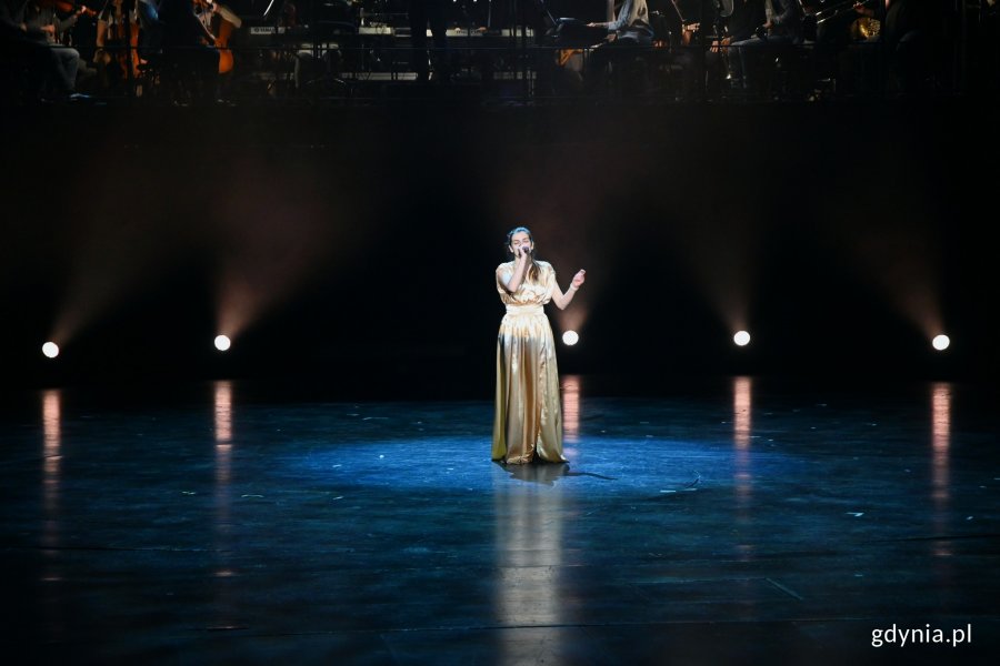 Zdjęcie z próby „Koncertu Sylwestrowego” w Teatrze Muzycznym w Gdyni. Maja Gadzińska śpiewa jedną z piosenek // fot. Magdalena Czernek