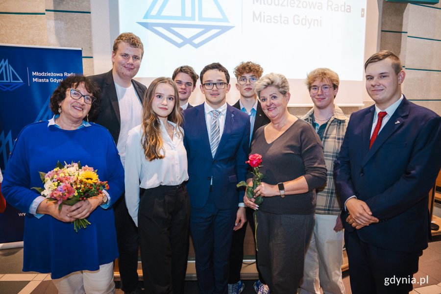 Radni kończący kadencję z opiekunką Elżbietą Raczyńską i Zofią Gawlik z Biura Rady Miasta Gdyni / fot. Mateusz Dietrich 