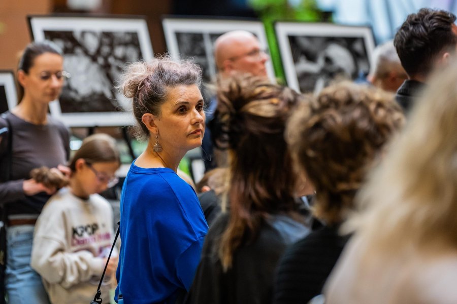 Fotografka Małgorzata Szura-Piwnik podczas wernisażu wystawy pokonkursowej Gdańsk Press Photo 2026