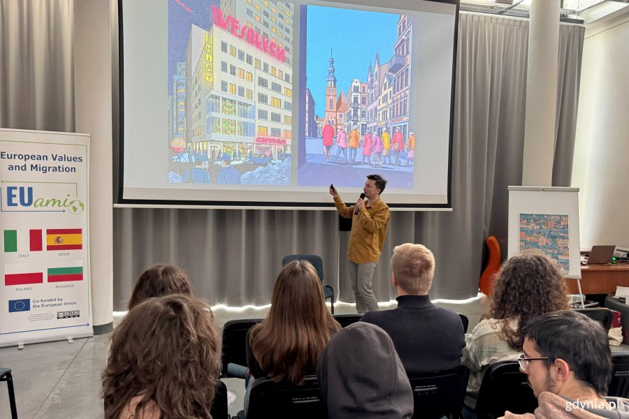 Światowy Tydzień Przedsiębiorczości 2025 w ZSA-E w Gdyni, na zdjęciu gdyński grafik Jan Rutka i uczniowie ZSA-E (fot. Katarzyna Balcerzak)