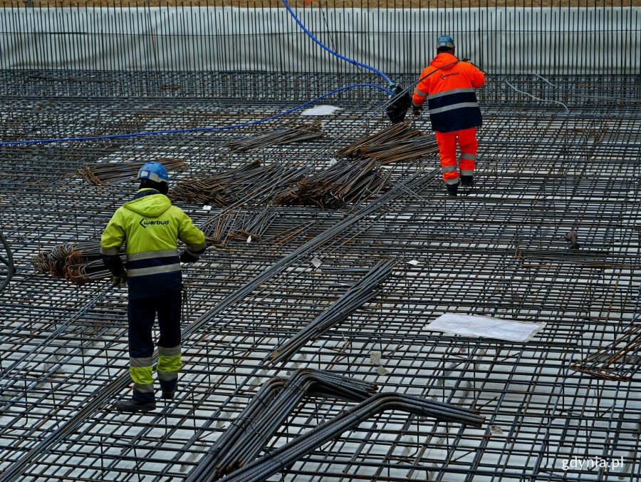 Budowlańcy na placu budowy trzeciego etapu rozbudowy Sądu Rejonowego w Gdyni