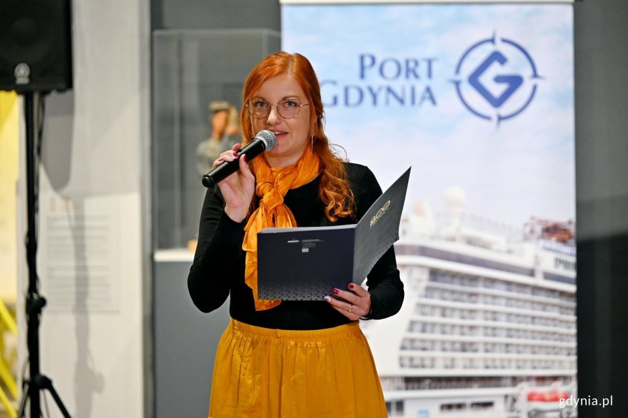 Radna Gdyni i przewodnicząca Komisji Kultury Rady Miasta Gdyni Natalia Kłopotek-Gł&oacute;wczewska przemawiająca podczas wernisażu wystawy &bdquo;Gen 100 &ndash; gdyński kod wsp&oacute;lnoty&rdquo;