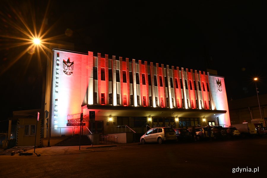 Muzeum Emigracji oświetlone barwami narodowymi // fot. Michał Puszczewicz
