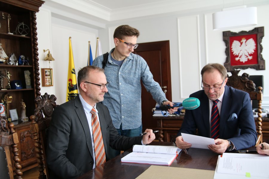 Podpisanie umowy w urzędzie marszałkowskim. Od lewej wiceprezydent Gdyni Michał Guć, dziennikarz Radia Gdańsk oraz marszałek województwa Mieczysław Struk
