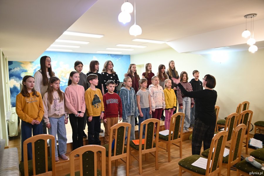 Ch&oacute;r dziecięcy na pr&oacute;bie do koncertu