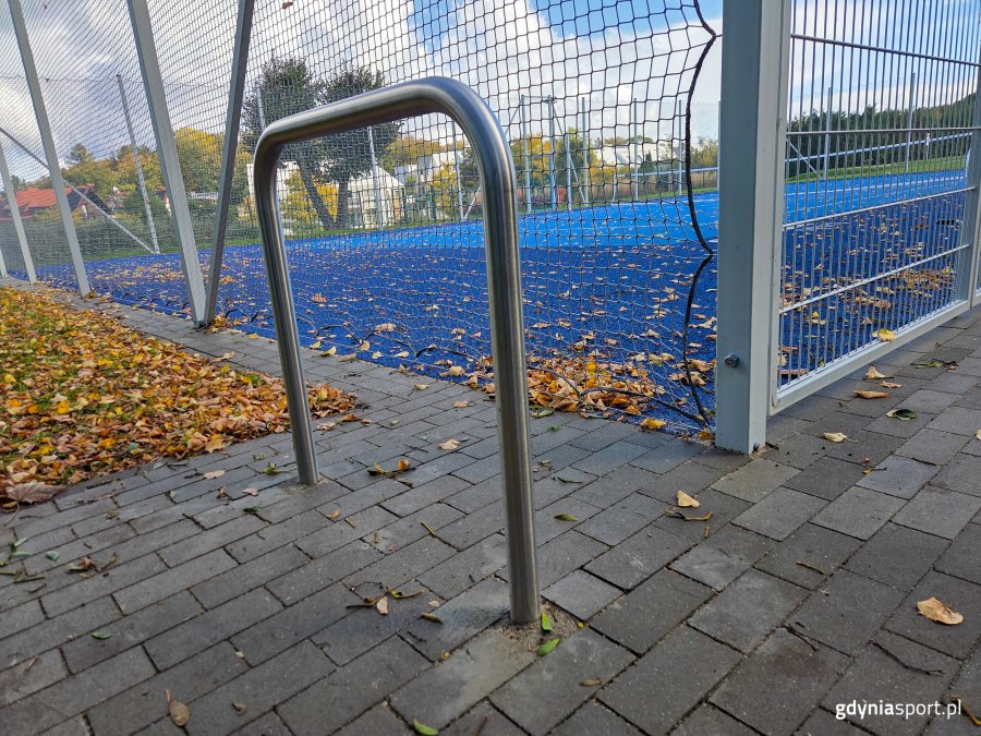 Obok boiska zamontowano stojak na rowery (fot. Marek Urbaniak)