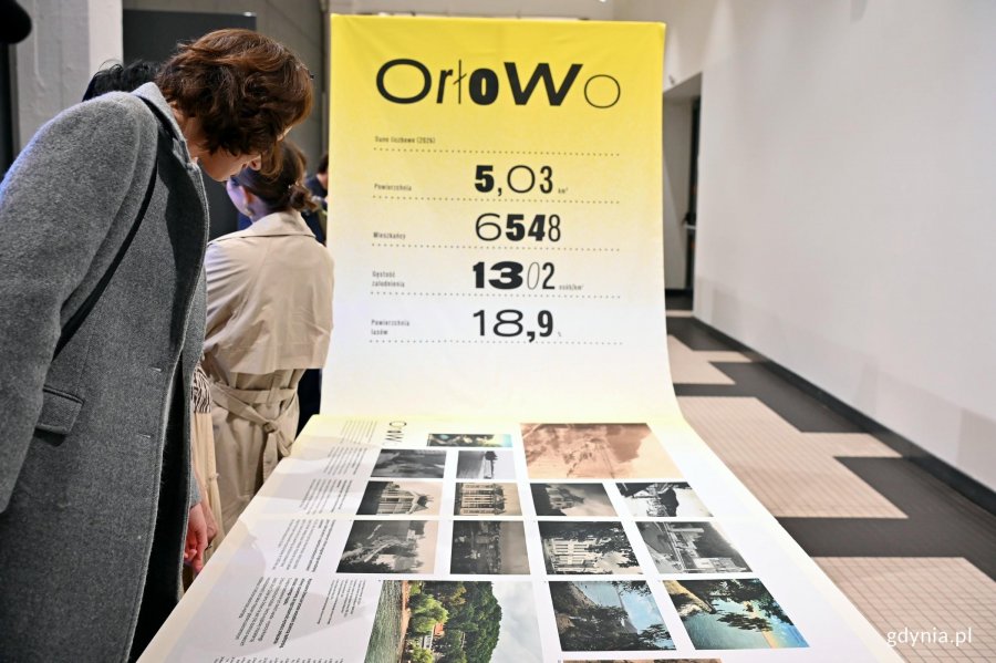 Uczestnicy wernisażu wystawy &bdquo;Gen 100 &ndash; gdyński kod wsp&oacute;lnoty&rdquo; oglądający ekspozycję w Muzeum Emigracji 