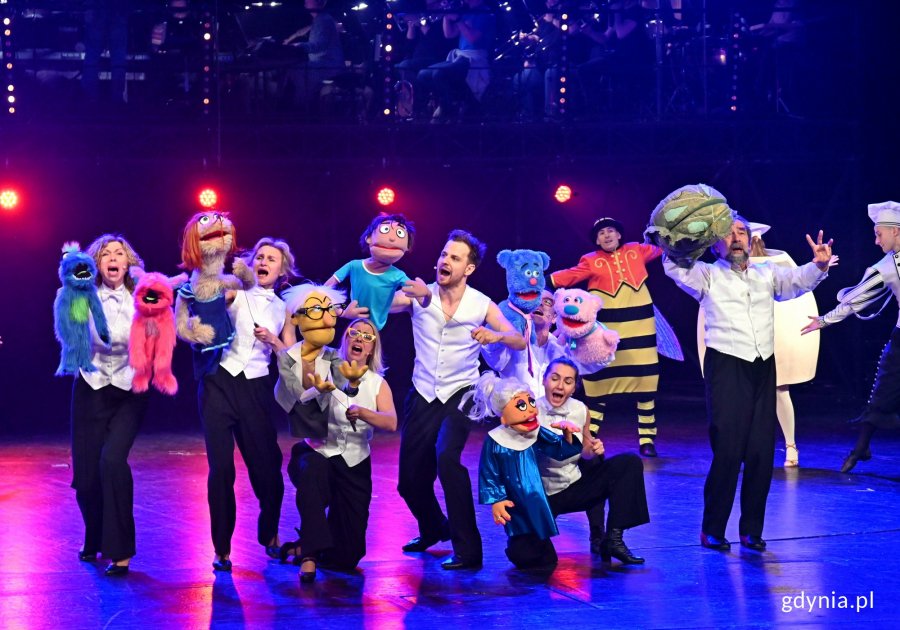 Zdjęcie z próby koncertu sylwestrowego „Rewia 90 & British”  w Teatrze Muzycznym. Scena zbiorowa. Artyści z muppetami  // fot. Magdalena Czernek