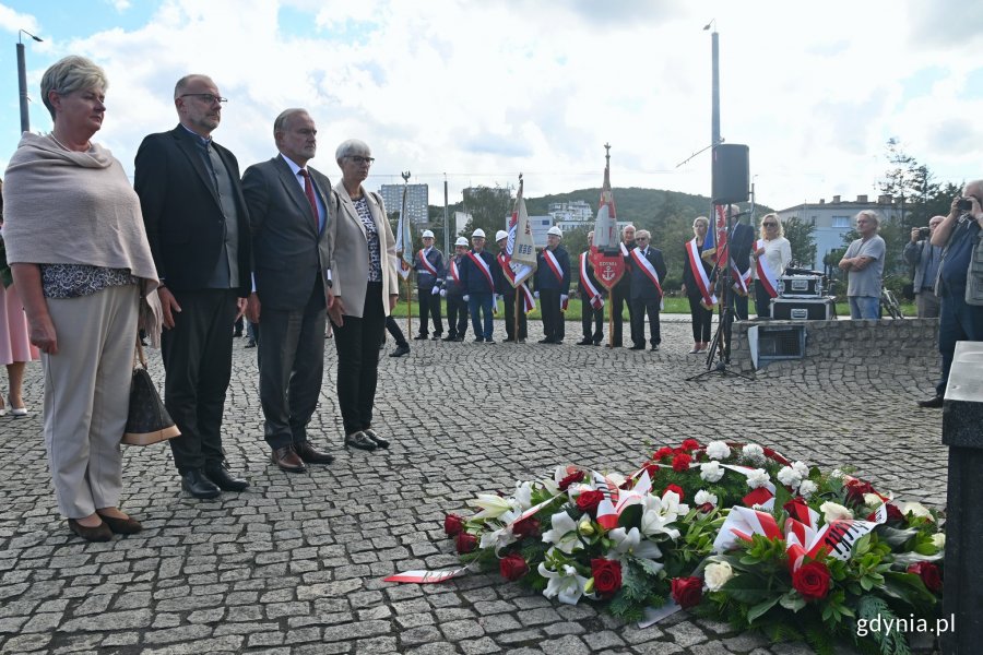 Delegacja gdyńskich samorządowców złożyła kwiaty przed pomnikiem Ofiar Grudnia '70 podczas uroczystości z okazji 42. rocznicy strajków sierpniowych. Od prawej: Joanna Zielińska - przewodnicząca Rady Miasta Gdyni, Wojciech Szczurek - prezydent Gdyni, Michał Guć - wiceprezydent Gdyni oraz Elżbieta Raczyńska - radna Gdyni // fot. Magdalena Czernek