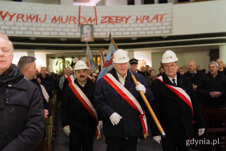 Uczestnicy uroczystości w kościele pw. Matki Bożej Nieustającej Pomocy i św. Piotra Rybaka