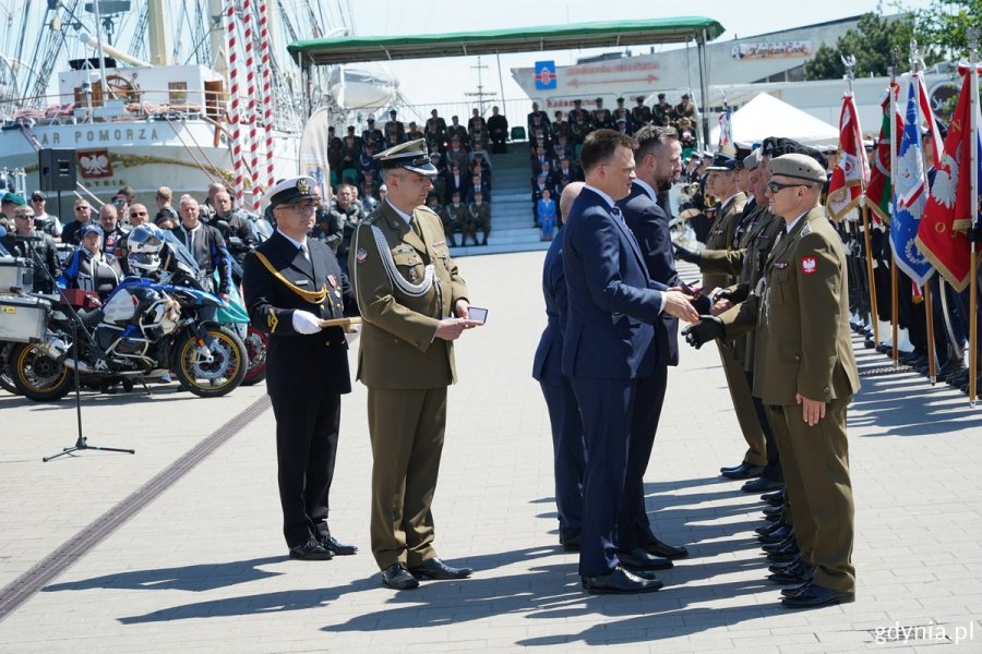 Marszałek Sejmu RP Szymon Hołownia i Minister Obrony Narodowej Władysław Kosiniak-Kamysz wręczają odznaki