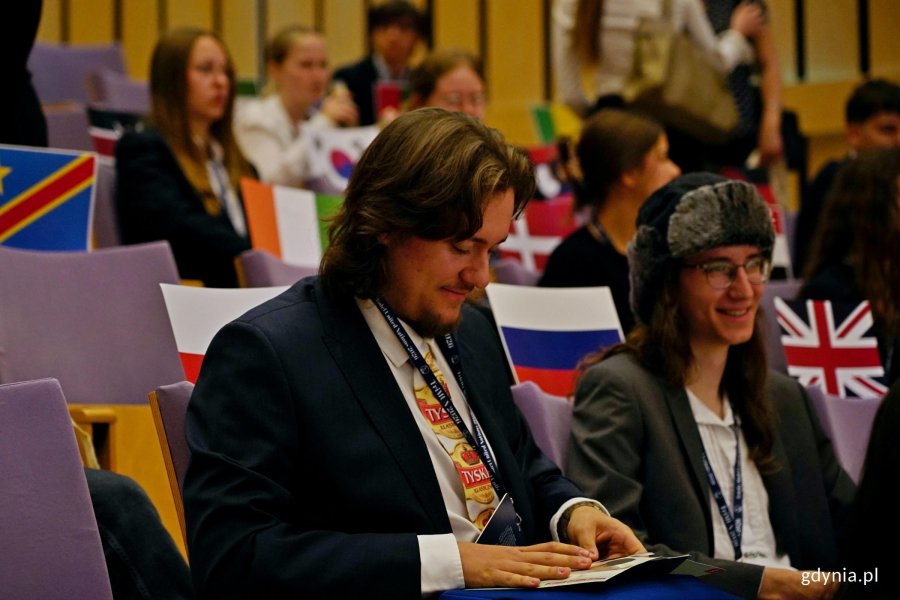 Uczestnicy konferencji TriMUN 2026 zgromadzeni w ali audytoryjnej Pomorskiego Parku Naukowo-Technologicznego Gdynia (