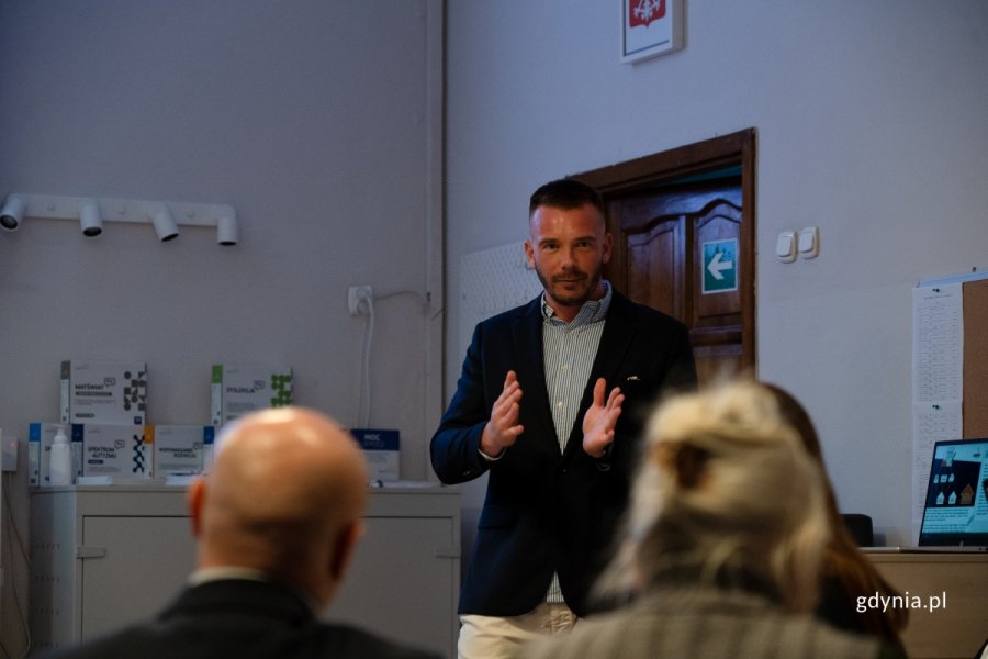 Obrady Rady Dzielnicy Chylonia. Na zdjęciu przemawia Mateusz Bieszke, przewodniczący Rady Dzielnicy.  (fot. Natalia Kawalerowicz)