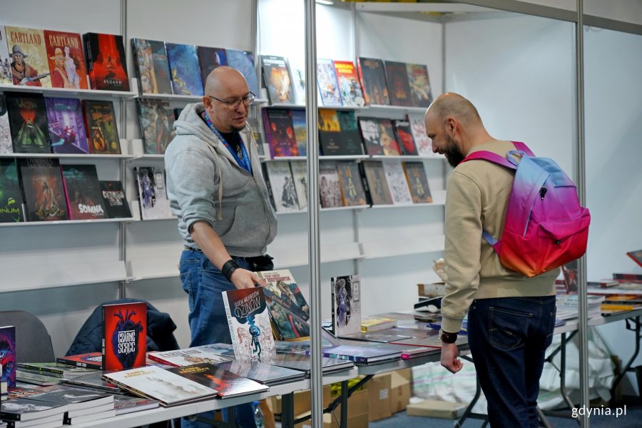 Uczestnicy Targ&oacute;w Książki w Gdyni odwiedzający stoiska wydawc&oacute;w 