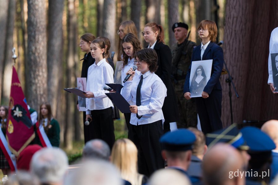 Młodzież podczas uroczystości w piaśnickim sanktuarium
