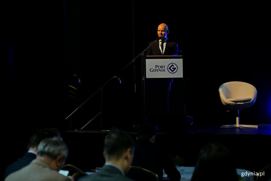 Alan Aleksandrowicz – przewodniczący Organizacji Portów Bałtyckich oraz wiceprezes Portu Gdańsk przemawiający podczas otwarcia Baltic Ports for Climate Conference 2025