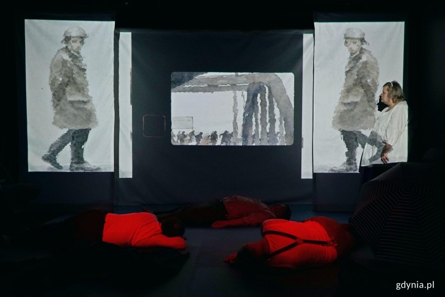 Zdjęcie z pr&oacute;by spektaklu &bdquo;Miasto moje '26&rdquo; Teatru Biuro Rzeczy Osobistych. Aktorzy w scenie zbiorowej 