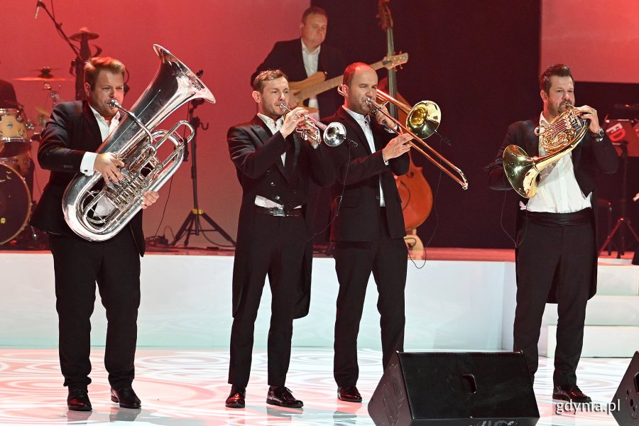 Czterej muzycy na scenie Teatru Muzycznego podczas koncertu z okazji stulecia portu // fot. Michał Puszczewicz