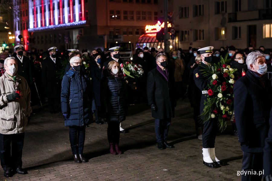 Kwiaty przed pomnikiem Ofiar Grudnia '70 na placu Wolnej Polski złożyli i znicze zapalili(od prawej): Andrzej Bień - wiceprzewodniczący Rady Miasta Gdyni, radna Elżbieta Raczyńska, prezydent Wojciech Szczurek, radna Elżbieta Sierżęga, przewodnicząca Rady Miasta Joanna Zielińska i radny Zenon Roda // fot. Karol Stańczak