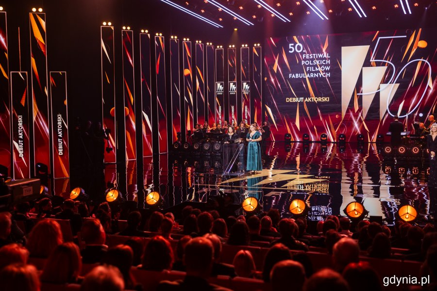 Anna Dymna i prezydent Gdyni Aleksandra Kosiorek wręczające nagrodę za debiut aktorski. Gala wręczenia nagród 50. Festiwalu Polskich Filmów Fabularnych w Gdyni w Teatrze Muzycznym (fot. Karol Stańczak)