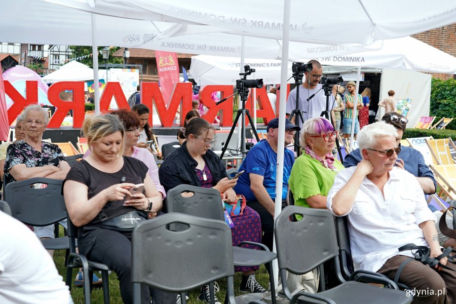 Uczestnicy debaty zgromadzeni na skwerze Heweliusza w Gdańsku 