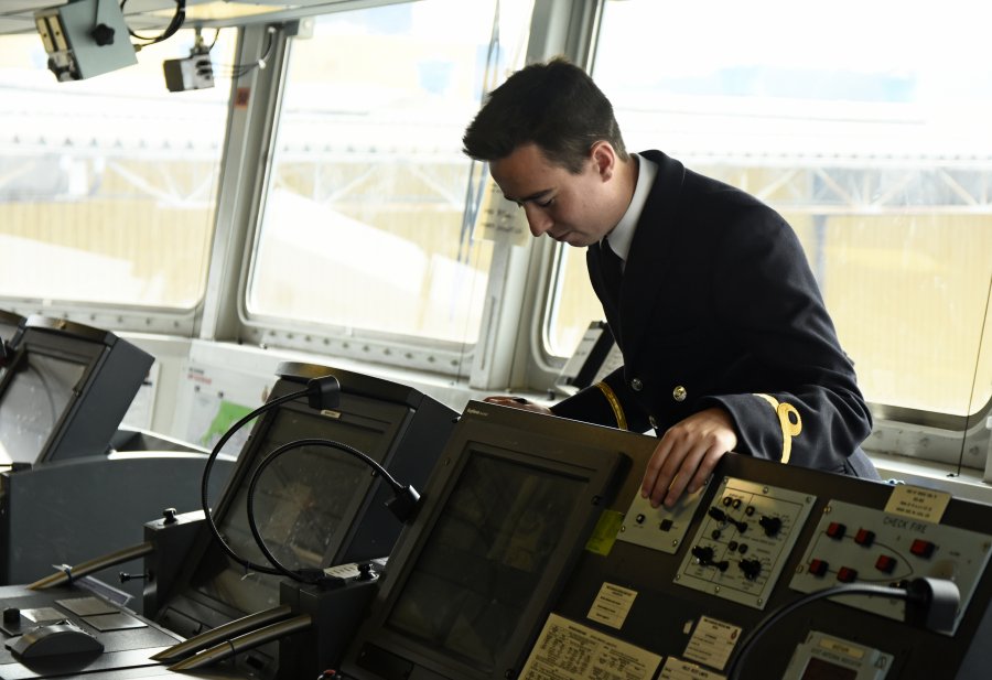 Uczniowie SP nr 26 w Gdyni zwiedzają HMS Diamond, fot. Kamil Złoch