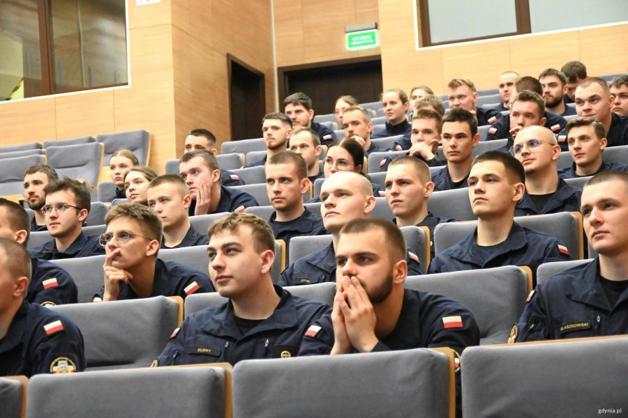 Młodzież w mundurach marynarki na widowni