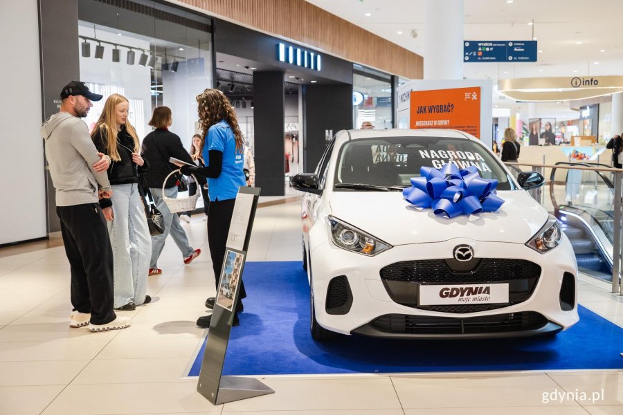 Konsultantki rozmawiają z osobami zainteresowanymi loterią